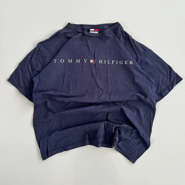 TOMMY HILFIGER 90'S SPELLOUT TEE - XL
